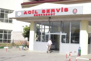 Evinde yakaladığı adamı &ouml;ld&uuml;rd&uuml;, karısını ise...