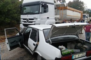 Bursa'da hafriyat kamyonu ile otomobil &ccedil;arpıştı: 1 &ouml;l&uuml;, 1 ağır yaralı
