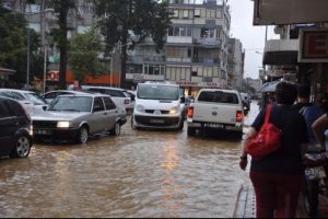 &Ouml;demiş'te sağanak yağmur