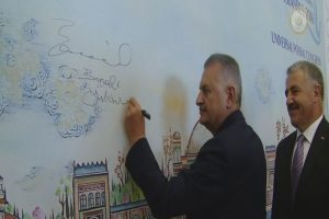 "Pul" sergisini gezdi, dev panoyu imzaladı