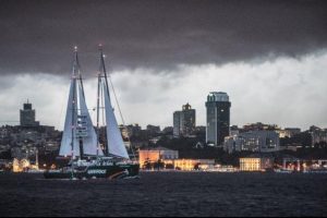 Greenpeace'in Rainbow Worrior Gemisi İstanbul Boğazı'nda