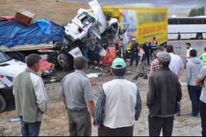 Afyonkarahisar'da trafik kazası: 3 &ouml;l&uuml;, 5 yaralı