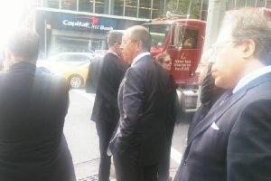 Lavrov, Obama i&ccedil;in yol kapatılınca BM Genel Kurul toplantısına y&uuml;r&uuml;yerek gitti
