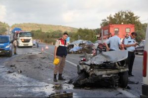 Yolcu minib&uuml;s&uuml;yle otomobil &ccedil;arpıştı: 1 &ouml;l&uuml;, 14 yaralı