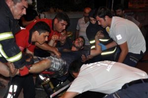 Evini ateşe verip, kendini de i&ccedil;eri kilitledi