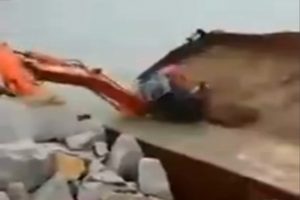 İş makinesi sulara b&ouml;yle g&ouml;m&uuml;ld&uuml;