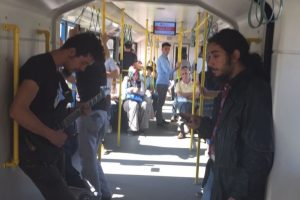Bursa'da metroda yolcuları şaşkına uğratan konser