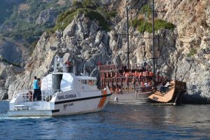 45 turist taşıyan tekne kayalıklara &ccedil;arptı