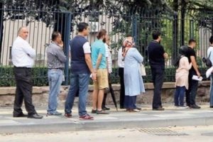 Başbakanlık &ouml;n&uuml;nde uzun kuyruklar oluştu