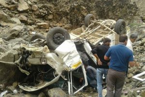 K&ouml;y minib&uuml;s&uuml; şarampole devrildi: 4 &ouml;l&uuml;, 12 yaralı