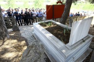 &Ccedil;anakkale kahramanı Bursa'da kabri başında anıldı