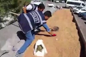 Polis k&uuml;rekle esrar aradı