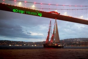 Greenpeace'in Rainbow Warrior gemisi Boğaz'dan ge&ccedil;ti