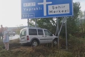 Kazaya bakarken kaza yaptı: 2 yaralı