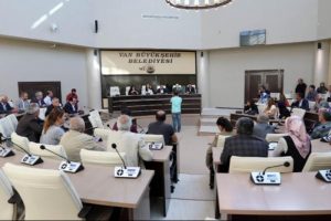 Van B&uuml;y&uuml;kşehir Beledilesi'nin meclis toplantısınada koruma gerginliği