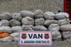 Başkale'de 6 ton ka&ccedil;ak &ccedil;ay ele ge&ccedil;irildi
