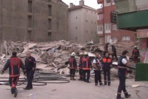 İstanbul'da 5 katlı bina &ccedil;&ouml;kt&uuml;