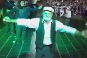80'lik dedenin d&uuml;ğ&uuml;ndeki dansı izlenme rekorları kırdı