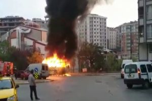 Servis minib&uuml;s&uuml; alev alev yandı