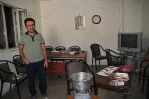 Girdikleri iş yerinde yemek yapıp yediler