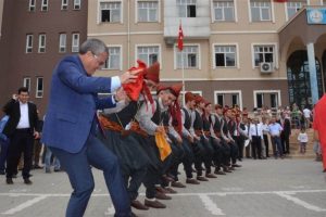 Vali 'halay başı' oldu