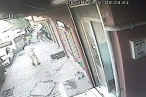 Hırsızları silahla kovaladı