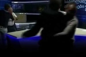 G&uuml;rc&uuml; politikacılar canlı yayında birbirine girdi