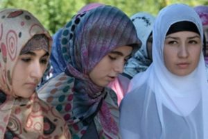 Okuldaki baş&ouml;rt&uuml;l&uuml; &ouml;ğrenciler fişleniyor