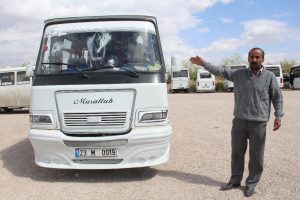 Minib&uuml;se silah ve palalarla saldırdılar