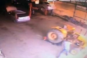 &Ccedil;alıştırdığı trakt&ouml;r&uuml;n altında kaldı