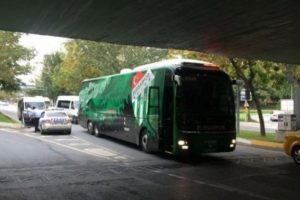 Bursaspor takım otob&uuml;s&uuml; yolda kaldı