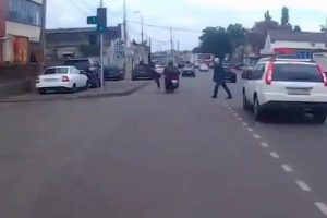Motosikletin &ccedil;arptığı adam havada taklalar attı