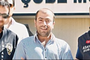 MHP'den şort giyen hemşireye saldırıya pankartlı tepki