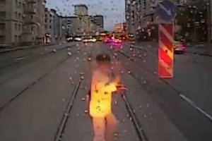 Dikkatsiz kadın tramvayın altında can verdi