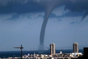 İskenderun'da aynı anda iki hortum &ccedil;ıktı