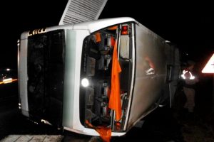 Yolcu otob&uuml;s&uuml; devrildi: 15 yaralı