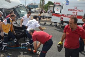 Diyarbakır'da feci kaza: 1 &ouml;l&uuml;, 7 yaralı