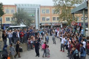 Bursa'da &ouml;ğrencilerden 'Okulumuzu geri istiyoruz' eylemi