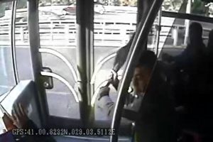 Metrob&uuml;steki şemsiyeli saldırı kamerada