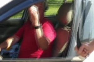Yeğenine tacizde bulunan şahsı hem d&ouml;vd&uuml;, hem kameraya aldı