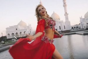 Tataristan'da cami avlusunda &ccedil;ekilen klip b&uuml;y&uuml;k tepki g&ouml;rd&uuml;