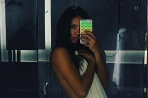 Adriana Lima'dan banyo pozu!