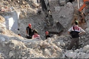 İstanbul - İzmir Otoyolu inşaatında bir iş&ccedil;i g&ouml;&ccedil;&uuml;k altında kalarak hayatını kaybetti