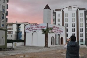 Parasını alamayınca mescidi satışa &ccedil;ıkardı