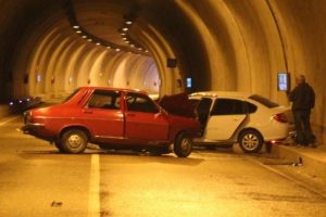 Karab&uuml;k'te iki otomobil &ccedil;arpıştı: 1 &ouml;l&uuml;, 1 yaralı