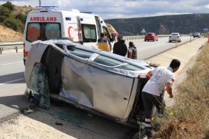 Yoldan &ccedil;ıkan otomobil devrildi: 3 yaralı