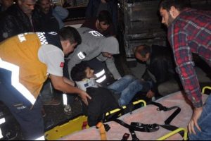 Motosiklet yayalara &ccedil;arptı: 3 yaralı