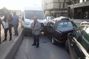 Uyuyan minib&uuml;s şof&ouml;r&uuml; ortalığı birbirine kattı
