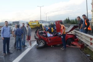 Yarış yapan ara&ccedil; dehşet sa&ccedil;tı