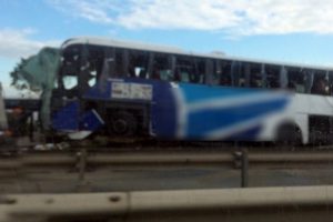 Yolcu otob&uuml;s&uuml; devrildi: 1 &ouml;l&uuml; 32 yaralı